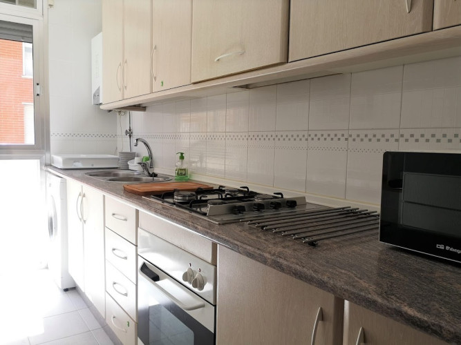 cocina piso compartido para estudiantes cerca de renfe, trassierra