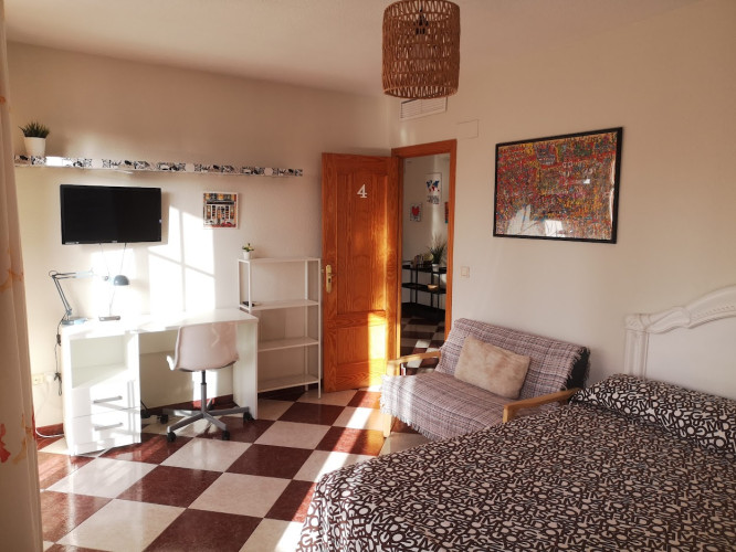 desk and sofa erasmus accommodation cordoba vizconde 04