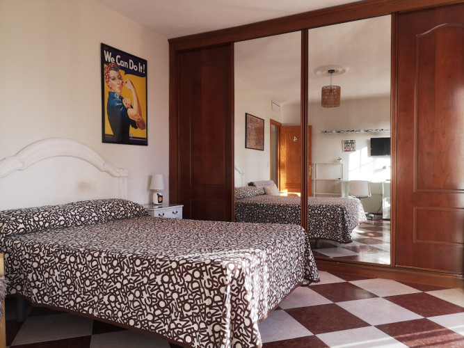 Large built-in wardrobe erasmus room cordoba vizconde 04