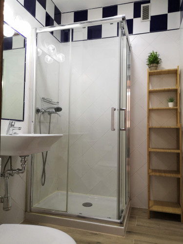 Bathroom room student accommodation Cordoba Ciudad Jardin
