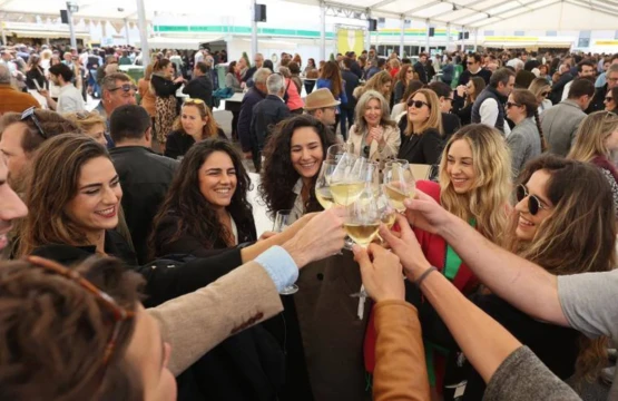 Estudiantes disfrutando de la Cata del Vino Montilla-Moriles 2025 en Córdoba